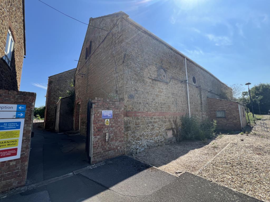 Lot: 70 - MULTI-FACETED RESIDENTIAL AND COMMERCIAL SITE WITH POTENTIAL - View of the rear of Unit 2-Warehouse